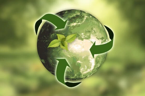 Sustentabilidade. Simbolo de reciclagem em torno do globo terrestre verde